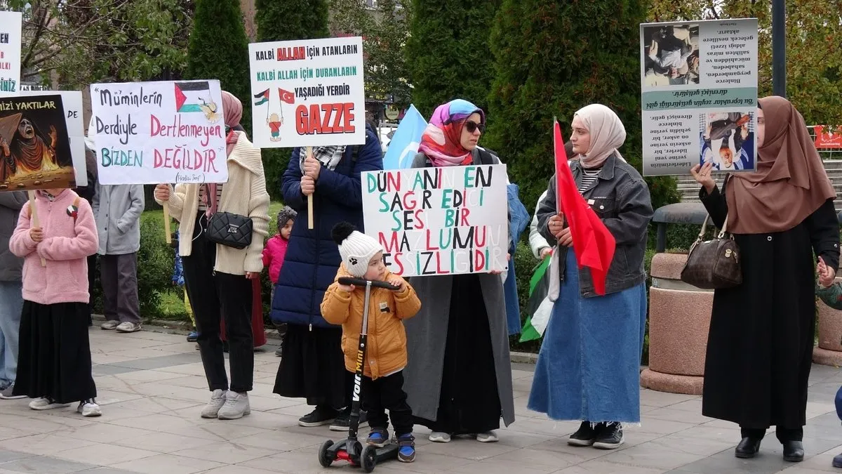 Sağlık çalışanları sessiz yürüyüşlerini 50'nci haftada da sürdürdü