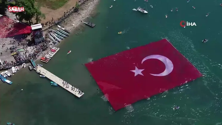 Sapanca Gölü'nde görsel şölen: 100 dalgıç 1923 metrekarelik Türk bayrağı açtı | Video