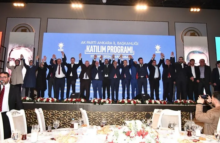 yeniden-refah-partisinde-deprem-ankara-il-yonetimi-ak-partiye-gecti-rozetleri-takildi-1711564158186.jpg