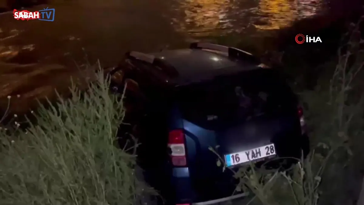 Kontrolden çıkan araç dereye uçtu, kaza sonrası sürücü kaçtı | Video videosunu izle Kontrolden çıkan araç dereye uçtu, kaza sonrası sürücü kaçtı | Video videosunu izle