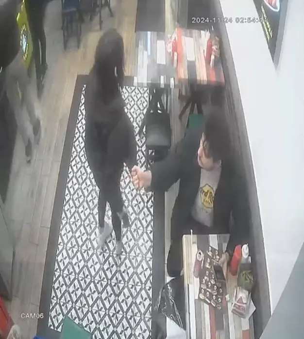 Sevgilisini kokoreççide darbetmeye çalıştı: Garsonlar tekme tokat dövdü!
