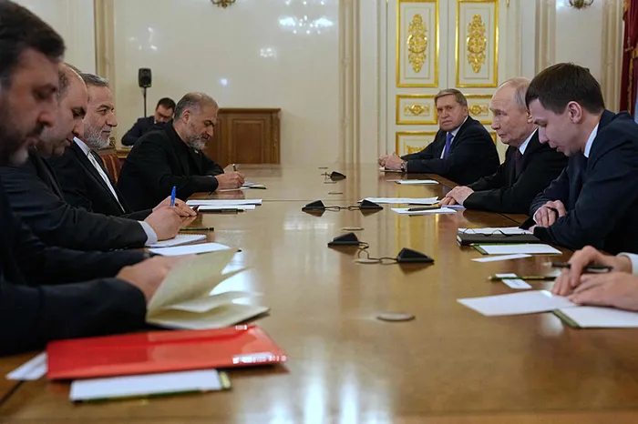 putin-ile-arakci-bir-araya-geldi-rusya-barisi-saglamak-icin-her-seyi-yapacak-1777296518039.jpg Putin ile Arakçi bir araya geldi: Rusya barışı sağlamak için her şeyi yapacak