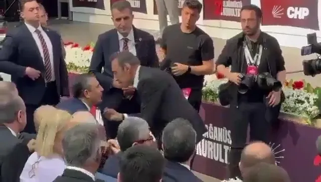 son-dakika-chp-kurultayinda-kavga-berhan-simsek-ve-ozgur-ozel-birbirine-girdi-kisa-donla-geziyordu-1743936725667.jpeg
