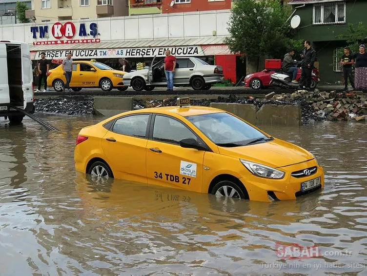 İstanbul Ataşehir’de yağmur 15 dakika yağdı, yollar göle döndü!