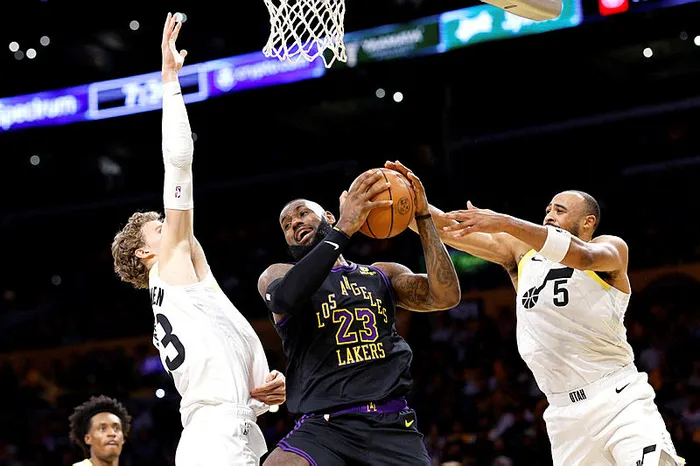nbade-lebron-james-rekor-kirdi-lakers-farkli-kazandi-1700650816361.jpg