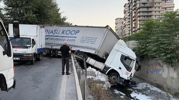 esenlerde-feci-kaza-kontrolden-cikan-tir-dere-yatagina-uctu1-yarali-1786513112386.jpeg