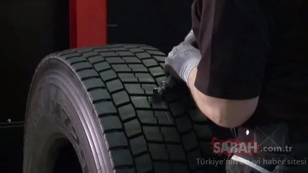 Çivi giren lastiği böyle tamir etti! Lastikçiye gitmekten kurtuldu