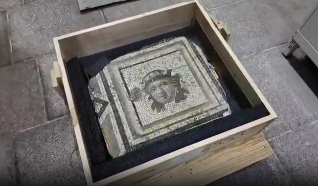 bakan-ersoydan-zeugma-mujdesi-cingene-kizi-mozaginin-kayip-paneli-yillar-sonra-yeniden-turkiyede-1779694552844.jpg