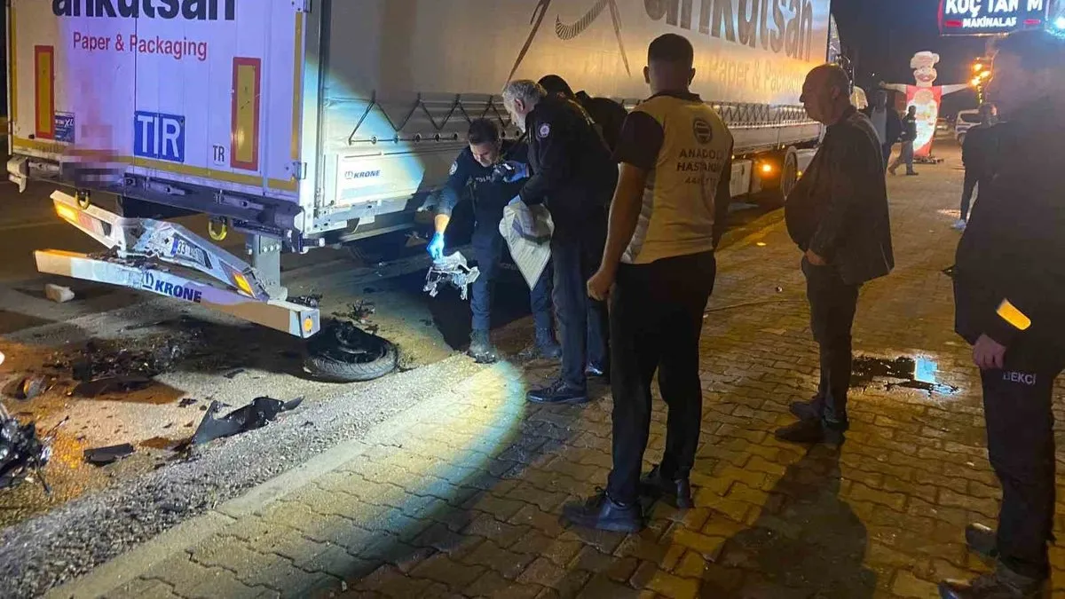 Motosiklet TIR’a ok gibi saplandı: 20 yaşındaki sürücü öldü Motosiklet TIR’a ok gibi saplandı: 20 yaşındaki sürücü öldü
