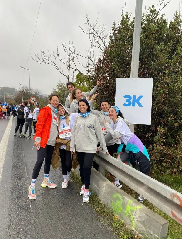ucim-farkindalik-icin-unlu-sanatcilarla-birlikte-istanbul-maratonunda-yer-aldi-1636285552693.jpg