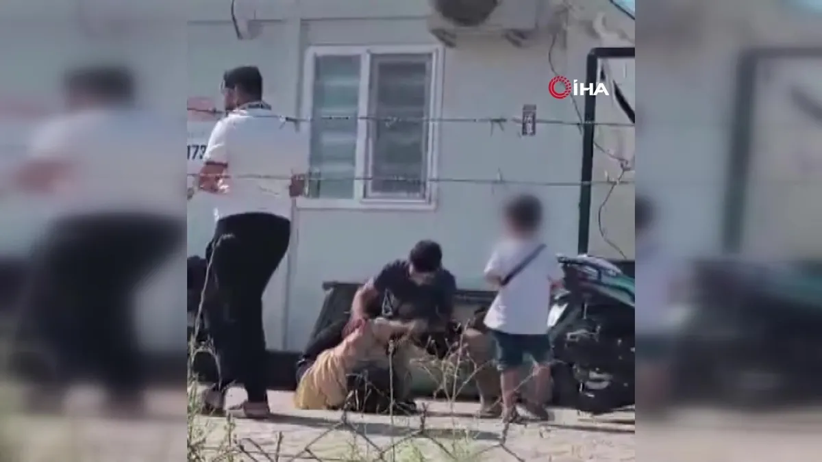 Hatay’da dehşete düşüren anlar: Karısını çocuklarının gözü önünde bıçakla yere yatırıp, darp etti | Video videosunu izle Hatay’da dehşete düşüren anlar: Karısını çocuklarının gözü önünde bıçakla yere yatırıp, darp etti | Video videosunu izle