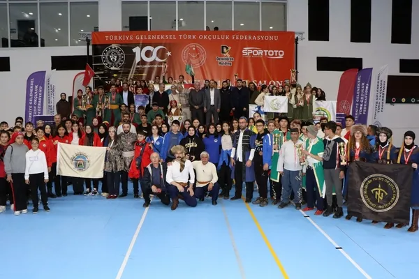 zeynepin-gurur-pozu-okculukta-turkiye-sampiyonu-oldu-1701600407780.jpg