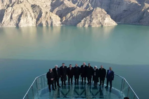 Ulaştırma ve Altyapı Bakanı Karaismailoğlu, Türkiye’nin en büyük cam terasını gezdi