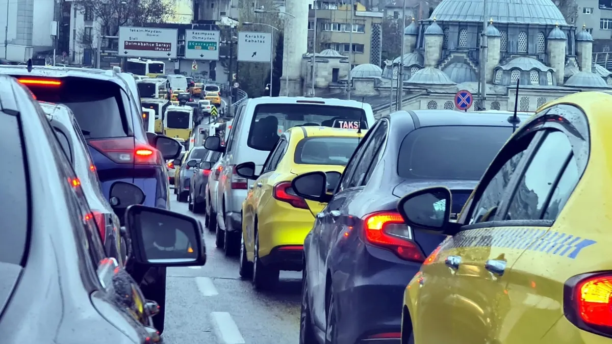 İstanbul’u sağanak vurdu: Sabah trafiği yüzde 85 yoğunluğa ulaştı İstanbul’u sağanak vurdu: Sabah trafiği yüzde 85 yoğunluğa ulaştı