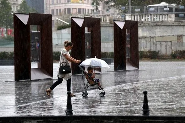 İstanbul'da yolları su bastı; tramvay seferi durdu