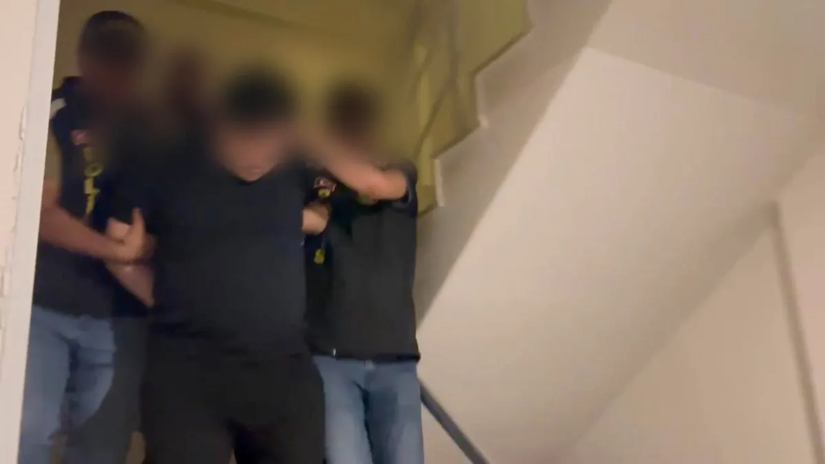 Kırmızı bültenle aranıyordu! Uluslararası uyuşturucu kaçakçısı Mersin’deyakalandı Kırmızı bültenle aranıyordu! Uluslararası uyuşturucu kaçakçısı Mersin’deyakalandı