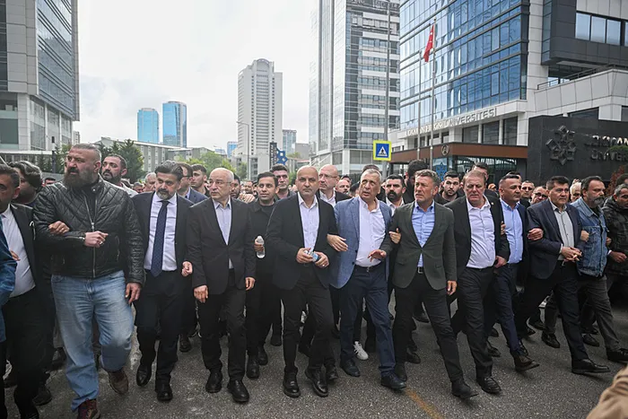 son-dakika-kemal-kilicdaroglu-destekcelerine-mafya-benzetmesi-chpli-murat-emir-kurultay-cagrisini-yineledi-1779619836853.jpg