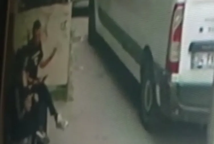 Esenyurt’ta şok görüntü: Üzerine su dökülen adam eve ateş açtı!
