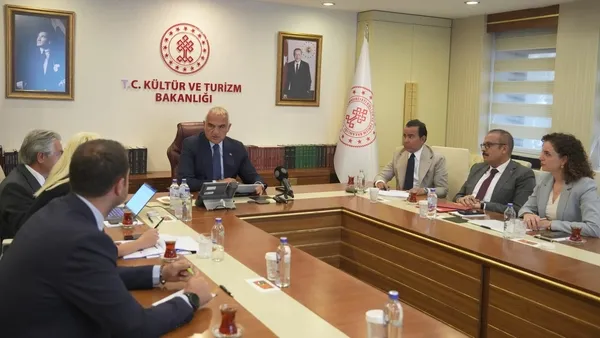 bakan-ersoy-duyurdu-hazirlik-sureci-resmen-basladi-dunya-mirasinin-kalbi-istanbulda-atacak-1786952309405.jpg