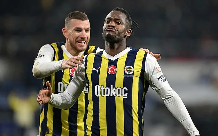 SON DAKİKA HABERLERİ: Başakşehir - Fenerbahçe maçında saha karıştı! Deniz Türüç çılgına döndü, kimse sakinleştiremedi...