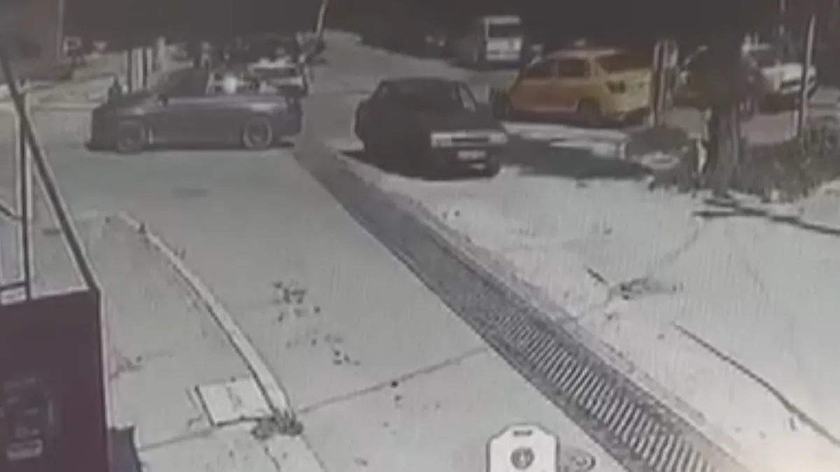 Kontrolden çıkan vincin otomobilleri sürüklediği anlar kamerada