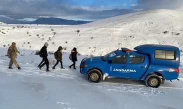 Erzincan’da kar ve tipide mahsur kalan öğrencileri jandarma kurtardı