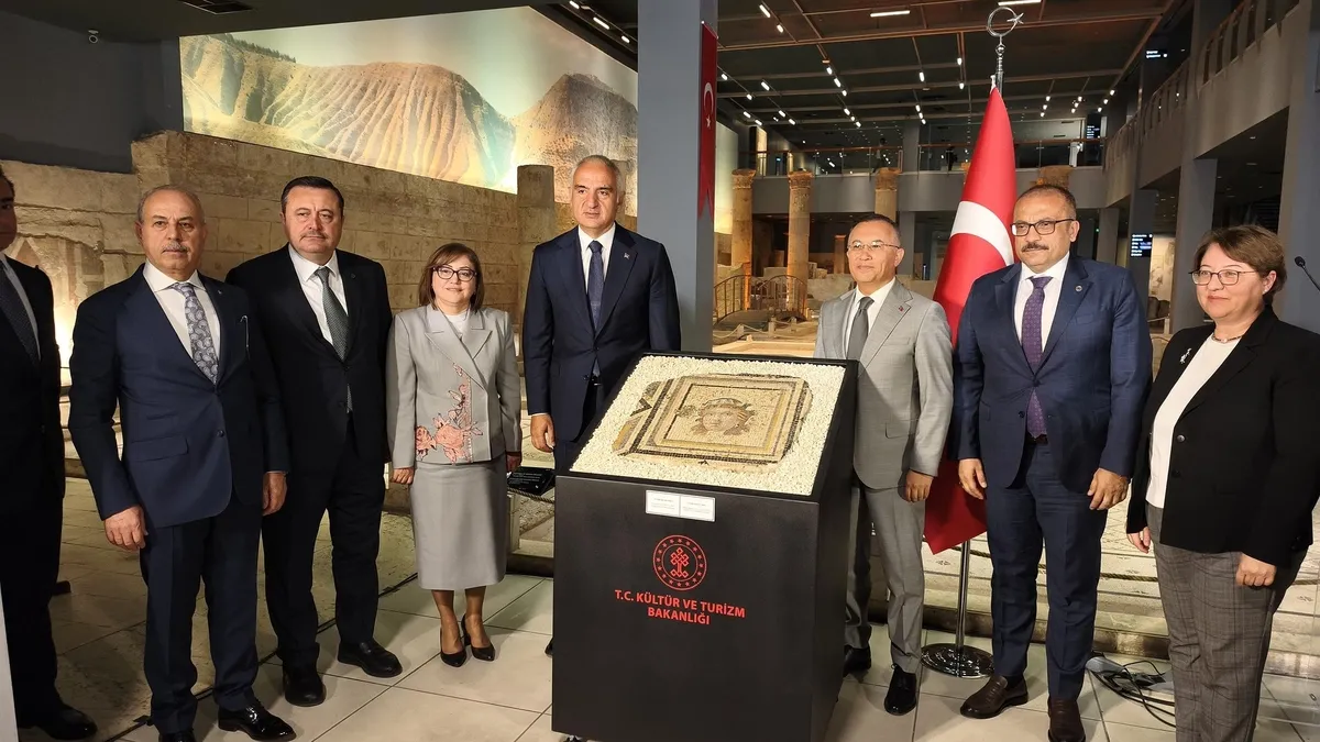 Çingene Kızı Mozaiği'nin Türkiye'ye getirilen 13. paneli.