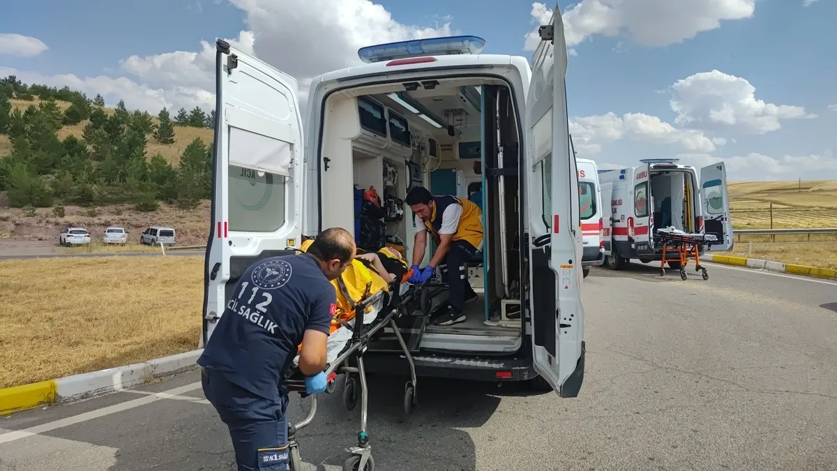 Sivas'ta feci kaza! 1'i ağır 8 yaralı Sivas'ta feci kaza! 1'i ağır 8 yaralı