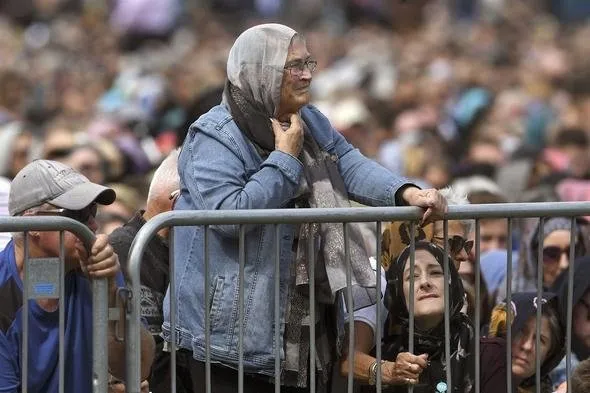 Dünya yasta! Başörtüsü talimatı verildi