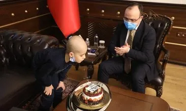 Cumhurbaşkan Erdoğan’ın tedavisini üstlendiği Taha’ya Vali Erkaya’dan 7’inci yaş günü sürprizi