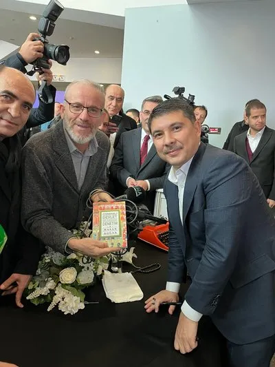 cumhurbaskani-ozel-kalem-muduru-hasan-dogan-21-ankara-kitap-fuarinda-okurlarla-bulustu-1733659405562.jpg