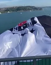 Beşiktaş’ın bayrağı iki köprüye asıldı