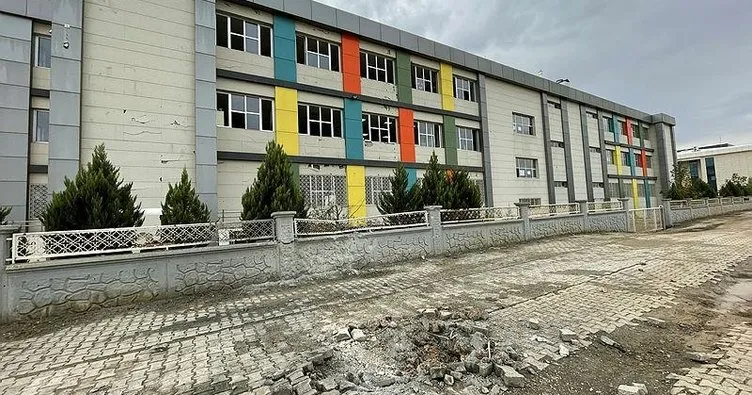 YPG/PKK’lı teröristlerin saldırısında hasar gören okulun etrafındaki enkaz kaldırıldı