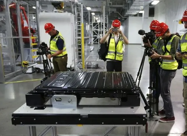 Dünyanın ilk elektrikli yolu açıldı