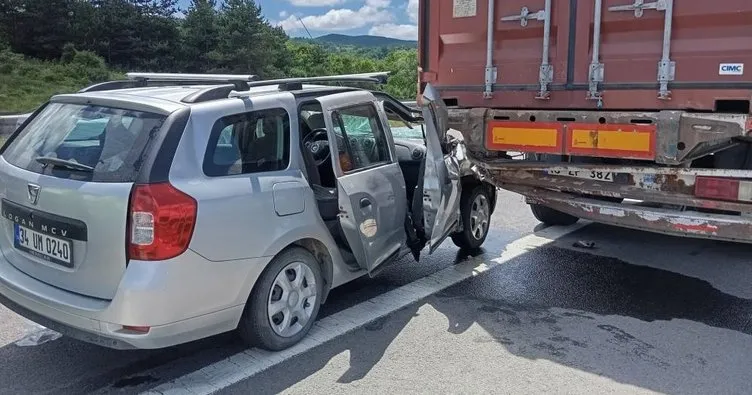 TEM Otoyolu’nda otomobil tırın dorsesine çarptı: Yaralılar var