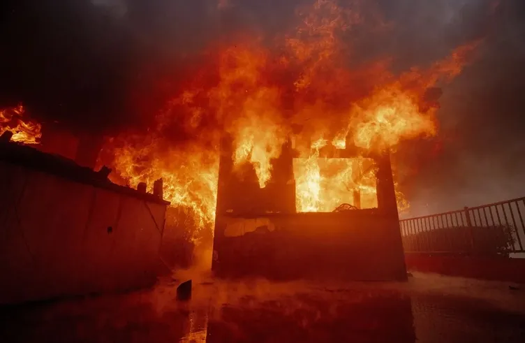 Kaliforniya’nın kabus gecesi: Alevler ABD’yi yutuyor! Kıvılcımdan yangın felaketine