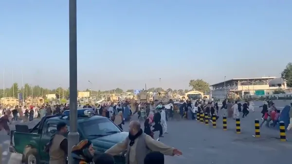 afganistanda-buyuk-kaos-taliban-isgalinden-kacanlar-izdiham-yaratti-1629097194462.jpg Afganistan’da büyük kaos! Taliban işgalinden kaçanlar izdiham yarattı