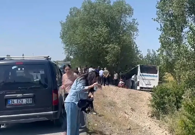 Otobüs mısır tarlasına uçtu: 2’si ağır 14 yaralı
