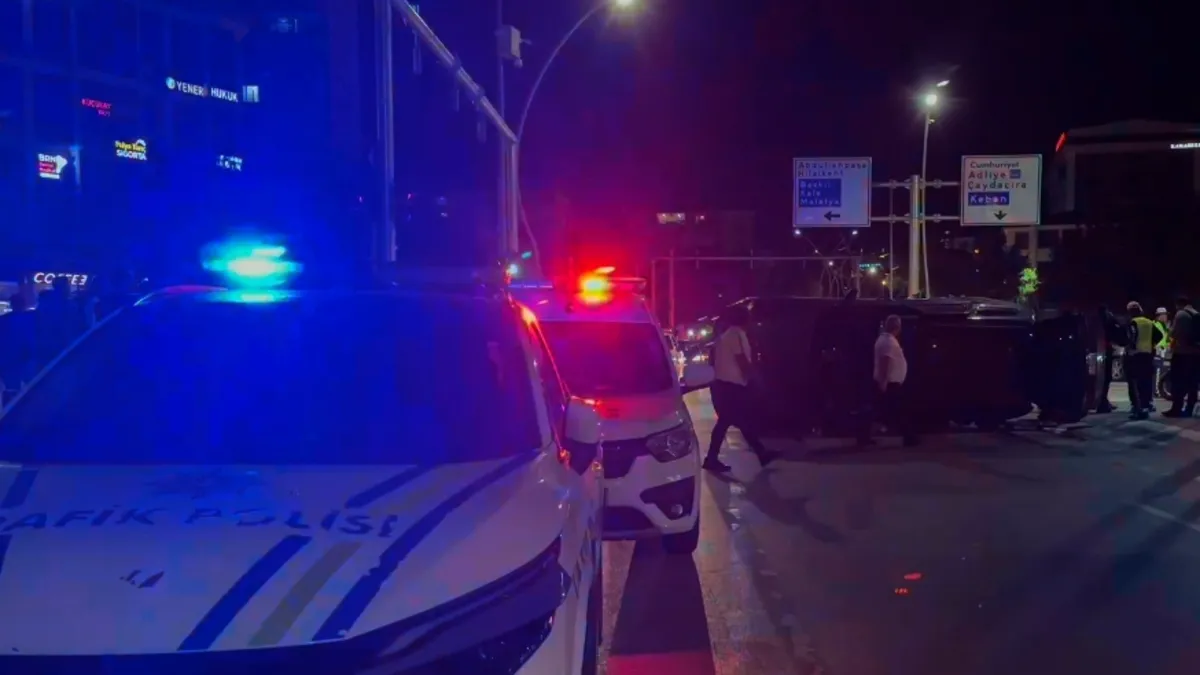 Elazığ’da otomobille çarpışan araç yan yattı: 11 yaralı Elazığ’da otomobille çarpışan araç yan yattı: 11 yaralı