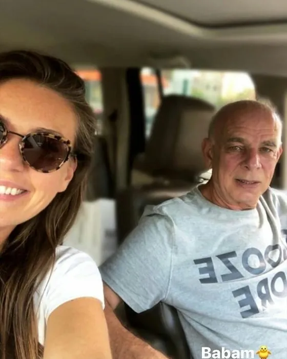 ’Hık demiş burnundan düşmüş’ Şimdiye kadar hep annelerini görmüştünüz! İşte ünlülerin merak edilen biricik babaları...