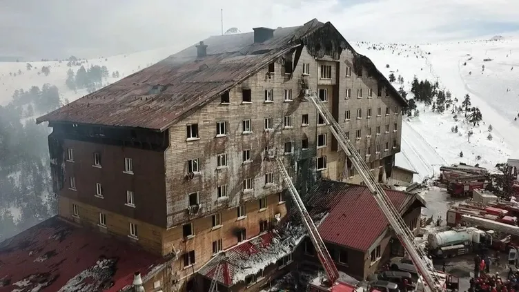 Bolu’daki yangında ailesini kaybetmişti: Oğlunu alıp camdan atlamış!