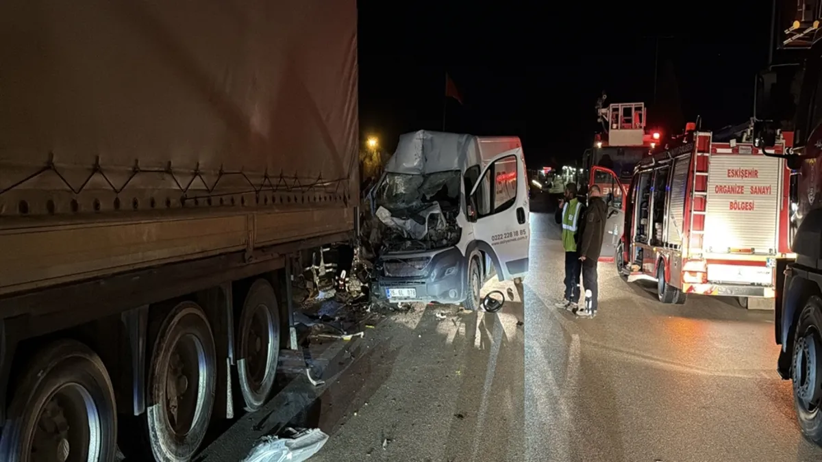 Eskişehir’de feci kaza: Kamyonet TIR’a ok gibi saplandı! 1 ölü Eskişehir’de feci kaza: Kamyonet TIR’a ok gibi saplandı! 1 ölü