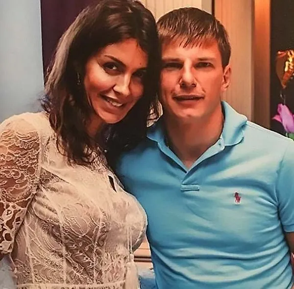 Ünlü futbolcu Andrey Arshavin'in eşi ve çocukları uçaktan indirildi