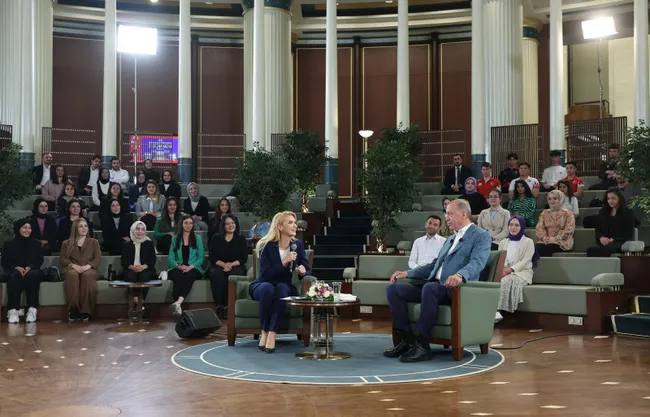 son-dakika-baskan-erdogan-genclerin-sorularini-yanitladi-1683832383354.jpg