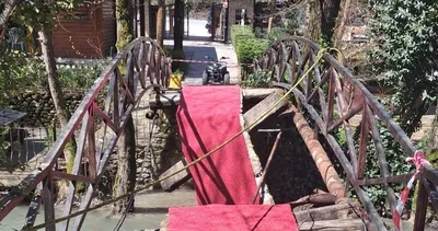 Ünlü turistik tesiste asma köprü çöktü: 4 yaralı #sakarya