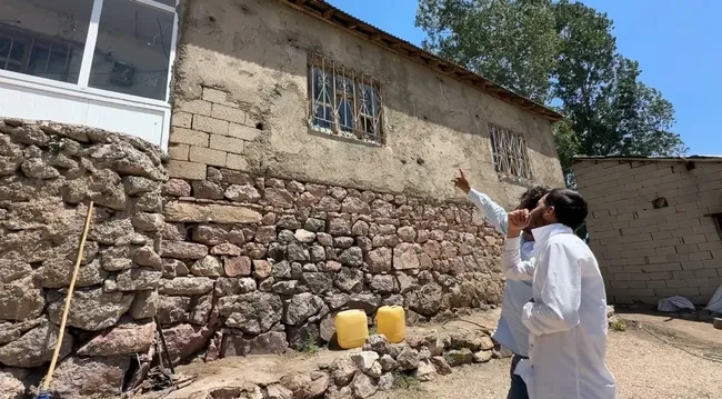 geceleri-evlerine-giremiyorlar-hakkaride-o-evi-yilanlar-basti-sebebi-duyanlari-saskina-cevirdi-1785061367807.jpg
