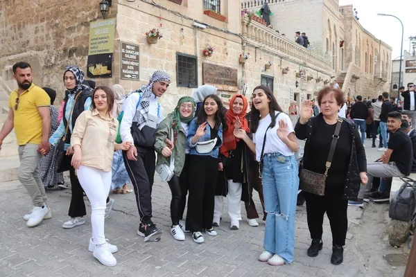 binlerce-turist-bayramda-midyata-akin-etti-1682246455776.jpg