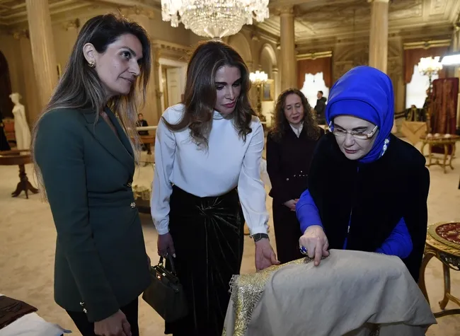 emine-erdogan-urdun-kralicesi-rania-ile-bir-araya-geldi-1770485185942.jpg