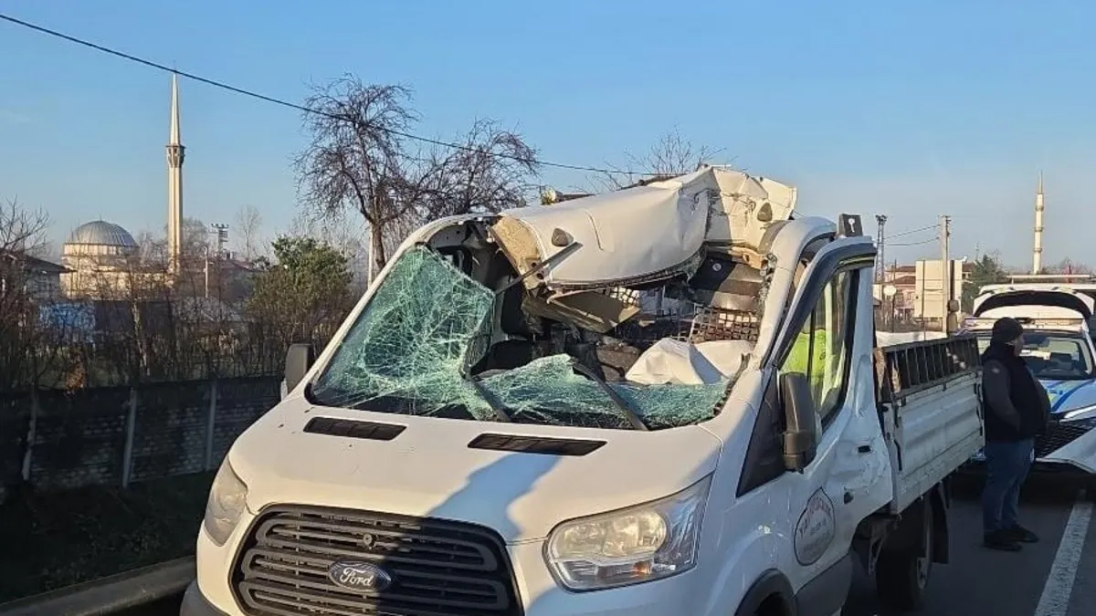 Samsun’da feci kaza: Kamyonet beton köprü ayağı yüklü TIR’a çarptı! 1 ölü, 1 yaralı Samsun’da feci kaza: Kamyonet beton köprü ayağı yüklü TIR’a çarptı! 1 ölü, 1 yaralı