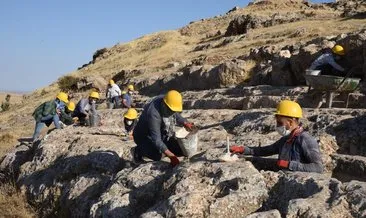 Gizemli kalede, heyecanlandıran kazı çalışması! 1800 yıllık mezarlar ortaya çıkarılıyor